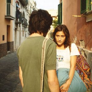 Après Mai: i protagonisti Clément Métayer e Lola Créton in una scena