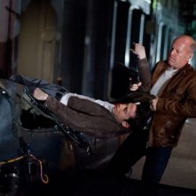 Bruce Willis cattura Joseph Gordon-Levitt in una scena di Looper