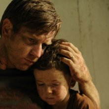 Ewan McGregor con il piccolo Oaklee Pendergast in The Impossible