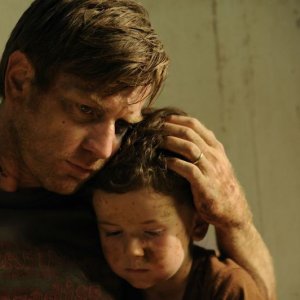 Ewan McGregor con il piccolo Oaklee Pendergast in The Impossible