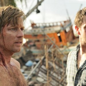 Ewan McGregor e Dominic Power in una scena di The Impossible