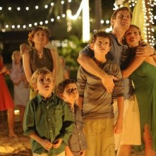 Ewan McGregor e Naomi Watts con Oaklee Pendergast, Tom Holland e Samuel Joslin in The Impossible