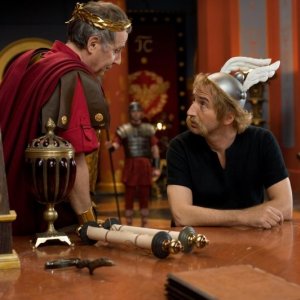 Fabrice Luchini ed Edouard Baer in una sequenza di Asterix e Obelix al servizio di sua maestà: