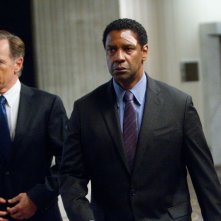 Flight: Denzel Washington con Bruce Greenwood in una scena
