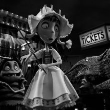 Frankenweenie: Edgar in una scena del film con Elsa Van Helsing