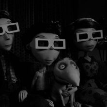 Frankenweenie: la famiglia Frankenstien guarda un film in 3D in una scena