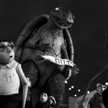 Frankenweenie: un mostro minaccia la popolazione in una scena del film