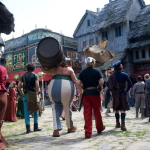 Gérard Depardieu e Edouard Baer di spalle in una scena del film Asterix e Obelix al servizio di sua maestà: