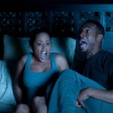 Ghost Movie: Marlon Wayans ed Essence Atkins in preda al panico notturno in una scena