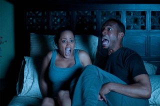 Ghost Movie: Marlon Wayans ed Essence Atkins in preda al panico notturno in una scena
