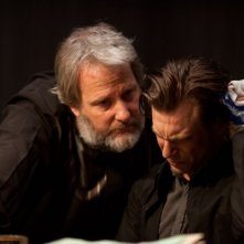 Jeff Daniels e Noah Segan in una scena di Looper