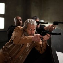 Jeff Daniels in una scena di Looper