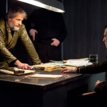 Jeff Daniels insieme a Noah Segan in una scena di Looper