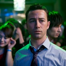 Joseph Gordon-Levitt nei panni di in una scena di Joe in Looper