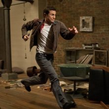 Joseph Gordon-Levitt tenta la fuga in una scena di Looper