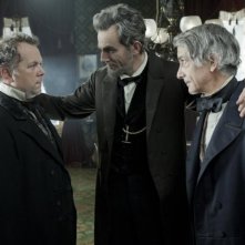 Lincoln: David Strathairn, Daniel Day-Lewis e David Costabile in una scena del film