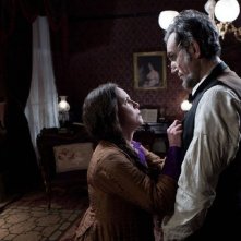 Lincoln: Sally Field insieme a Daniel Day-Lewis in una scena del film
