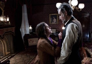Lincoln: Sally Field insieme a Daniel Day-Lewis in una scena del film