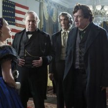Lincoln: Sally Field insieme a Tommy Lee Jones in una scena del film