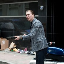 Looper: Paul Dano in una scena del film con il suo fucile