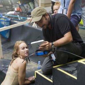 Naomi Watts sul set di The Impossible insieme al regista Juan Antonio Bayona
