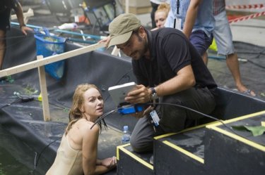 Naomi Watts sul set di The Impossible insieme al regista Juan Antonio Bayona