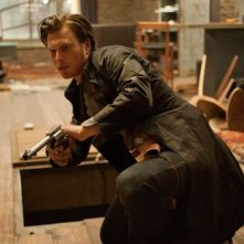 Noah Segan in una scena dell'action Looper
