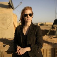 Operazione Zero Dark Thirty: Jessica Chastain nel deserto in una scena del film