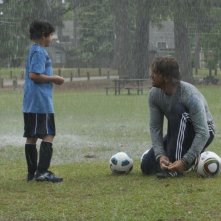 Quello che so sull'amore: Gerard Butler sotto la pioggia sul campo da calcio in una scena