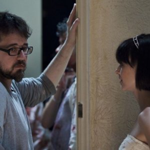 Rec 3 - La genesi: il regista Paco Plaza con la protagonista Leticia Dolera sul set