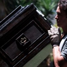 The Ghostmaker: Aaron Dean Eisenberg solleva una bara in una scena del film