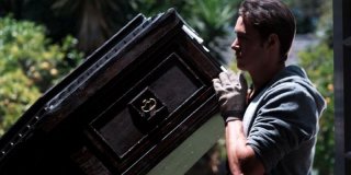 The Ghostmaker: Aaron Dean Eisenberg solleva una bara in una scena del film