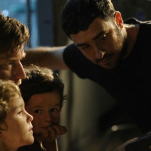 The impossibile: il regista Juan Antonio Bayona con Ewan McGregor, Oaklee Pendergast e Samuel Joslin sul set