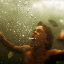 Tom Holland in una drammatica scena di The Impossible