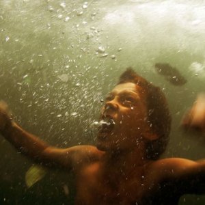 Tom Holland in una drammatica scena di The Impossible