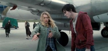 Warm Bodies: Nicholas Hoult con Teresa Palmer in una scena del film