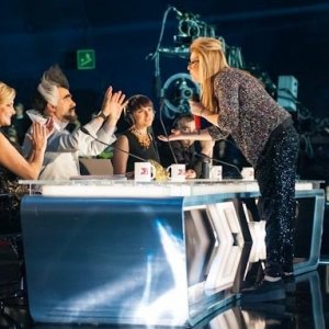 X Factor 6: Cixi si esibisce a tu per tu con i quattro giudici del talent nella prima finale
