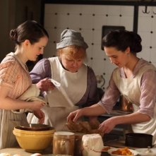 Downton Abbey: Lesley Nicol e Sophie McShera in una scena della serie