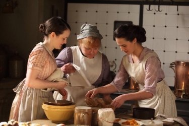 Downton Abbey: Lesley Nicol e Sophie McShera in una scena della serie