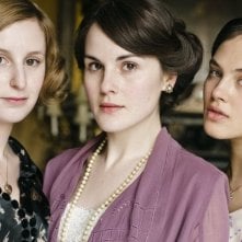 Downton Abbey: Michelle Dockery, Jessica Brown Findlay e Laura Carmichael in una foto promozionale della serie
