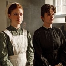 Downton Abbey: Siobhan Finneran e Rose Leslie in una scena della serie