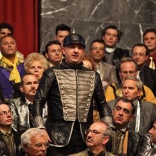 Tutto tutto niente niente: Antonio Albanese tra la folla in una scena del film è Olfo Favaretto