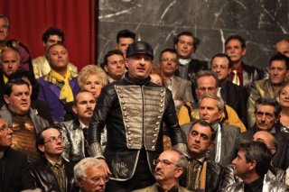 Tutto tutto niente niente: Antonio Albanese tra la folla in una scena del film è Olfo Favaretto
