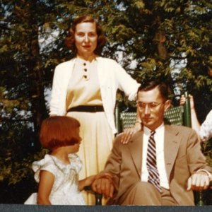 THE MAN NOBODY KNEW: In Search of My Father, CIA Spymaster William Colby - Un'immagine di William Colby con la famiglia