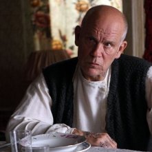 Educazione siberiana: un primo piano di John Malkovich