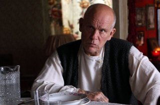 Educazione siberiana: un primo piano di John Malkovich