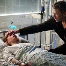 L'ipnotista: Mikael Persbrandt accarezza la fronte di Jonatan Bökman