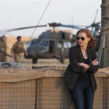 Operazione Zero Dark Thirty: Jessica Chastain nel deserto in un'immagine del film