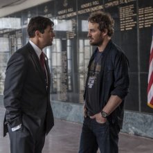 Operazione Zero Dark Thirty: Jason Clarke in una scena insieme a Kyle Chandler
