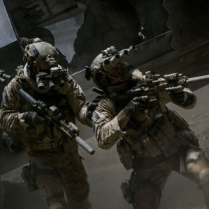 Operazione Zero Dark Thirty: marines in azione in una scena d'azione del film